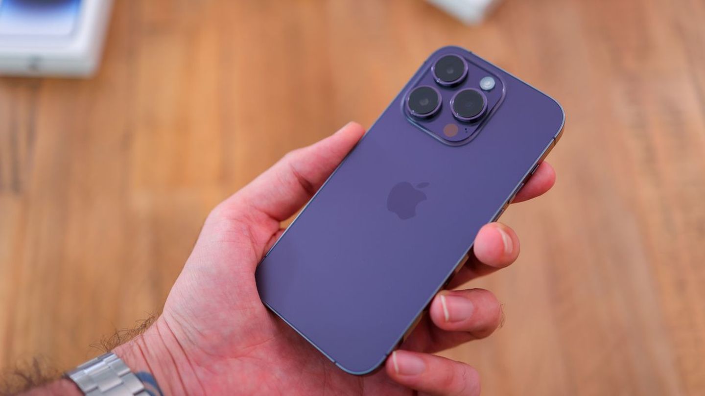 Смартфон Apple iPhone 14 Pro 256 ГБ темно-фиолетовый представляет собой мощное устройство, которое обладает широкими возможностями в сфере видеосъемки.